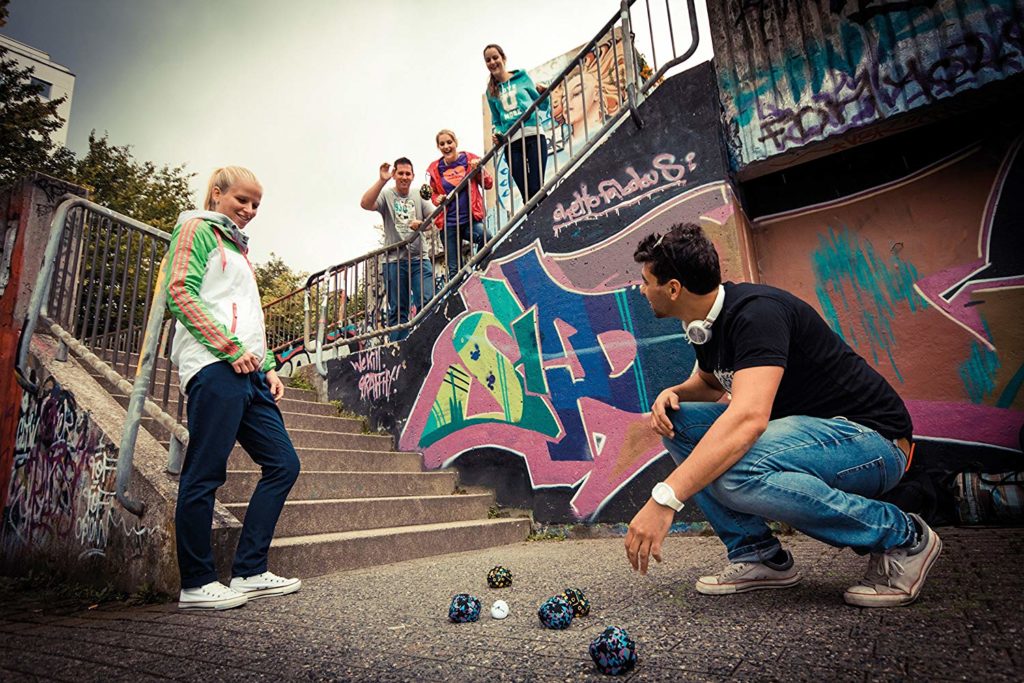 Ni pétanque en acier, ni boule en plastique, ni boule molle : la boule  d'intérieur